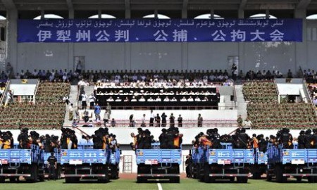 Một phiên xét xử
nghi phạm khủng bố tại Tân Cương