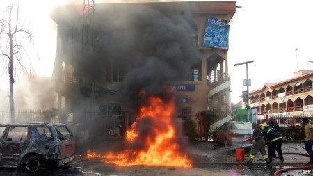 Đánh bom tại trung tâm thủ đô Nigeria, hơn 20 người chết - 1 Vụ nổ khiến nhiều ô tô bị phá hủy và hơn 20 người thiệt mạng