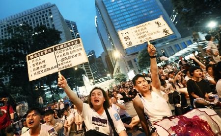 Hồng Kông: “Biển” người phản đối Trung Quốc chiếm phố trung tâm - 8 Nhiều người biểu tình lưu lại trên đường phố tới tận đêm khuya