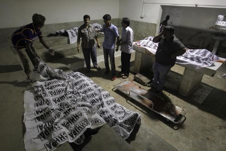 Cận cảnh hiện trường vụ tấn công sân bay đẫm máu tại Pakistan