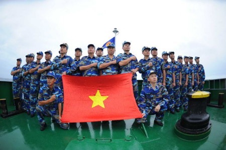 Cảnh sát biển Việt Nam kiên cường trong mắt nhà báo Úc - 2 Lễ chào cờ thiên liêng và đầy lòng yêu nước của cảnh sát biển trong chuyến đi