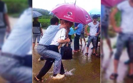 Trung Quốc: Sợ bị ướt giày, "quan to" mất chức vì nhờ người cõng - 1 Vị quan chức cao cấp được cõng qua đoạn đường ngập nước để khỏi ướt giày