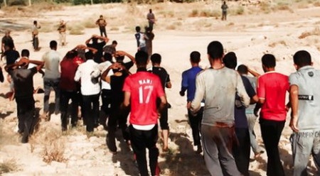 Phiến quân Hồi giáo đăng ảnh thảm sát binh sỹ Iraq - 1 Một bức ảnh được cho là chụp cảnh các binh sỹ Iraq bị áp giải tới khu vực hành hình
