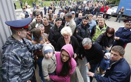 Ukraine: Một cảnh sát thiệt mạng, thêm máy bay bị bắn hạ - 2 Hàng nghìn người Ukraine đang chạy sang Nga lánh nạn