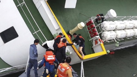 Hàn Quốc xét xử thủy thủ đoàn vụ chìm phà Sewol - 2 Thuyền trưởng Lee thuộc nhóm đầu tiên được giải cứu khỏi phà Sewol