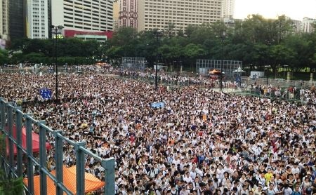 Hồng Kông: “Biển” người phản đối Trung Quốc chiếm phố trung tâm - 2 Một người biểu tình quỳ trong lồng, phản đối sách trắng của Trung Quốc