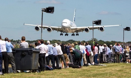 Những hình ảnh ấn tượng từ triển lãm hàng không Anh - 7 Chiếc Dreamliner đã có những màn biểu diễn trên không khiến không ít người trầm trồ
