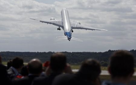 Những hình ảnh ấn tượng từ triển lãm hàng không Anh - 6 Chiếc Dreamliner đã có những màn biểu diễn trên không khiến không ít người trầm trồ