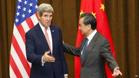 Đối thoại Mỹ - Trung kết thúc trong bất đồng đến phút chót - 1 Ngoại trưởng Mỹ John Kerry (trái) tỏ rõ thái độ phản đối Trung Quốc