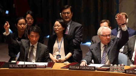 Liên Hợp Quốc lên án vụ bắn hạ MH17 - 1 Đại sứ Nga tại Liên Hợp Quốc Vitaly Churkin (phải) bỏ phiếu ủng hộ nghị quyết