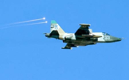 Thêm 2 chiến đấu cơ Ukraine bị bắn hạ tại miền Đông - 1 Một chiến đấu cơ
Su-25 của không quân Ukraine