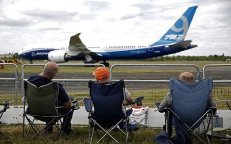 Những hình ảnh ấn tượng từ triển lãm hàng không Anh - 5 Boeing tiếp tục mang mẫu siêu máy bay Boeing 787 tới trình diễn