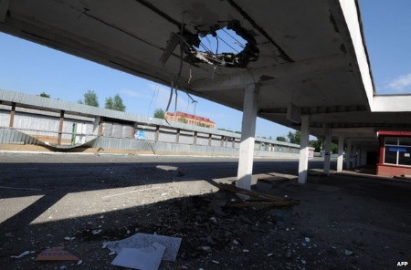 Xe tăng Ukraine tấn công người ly khai tại thành phố Luhansk - 1 Một trạm xe buýt tại Luhansk bị trúng đạn cối