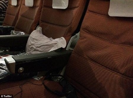 “Khách sạn bay” A380 phải hạ cánh khẩn vì khoang ngập nước - 3 Ghế ngồi của nhiều hành khách sũng nước