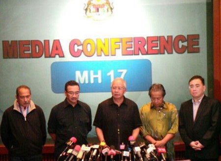 Thủ tướng Malaysia: MH17 không phát tín hiệu khẩn cấp - 1 Thủ tướng Malaysia Najib Razak (giữa) trong buổi họp báo