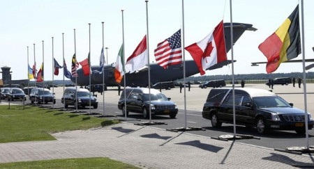 Thoát nạn MH17 vì nhường ghế cho người khác - 2 Đoàn xe chở thi thể các nạn nhân MH17 về tới Hà Lan