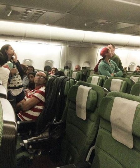 “Khách sạn bay” A380 phải hạ cánh khẩn vì khoang ngập nước - 1 Hành khách nhốn nháo vì nước rò rỉ khắp nơi
