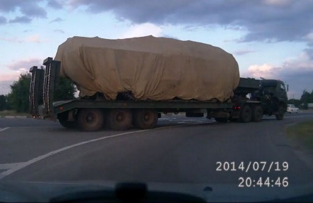 Thêm hình ảnh nghi của tên lửa Buk gần biên giới Nga-Ukraine - 1 Chiếc xe tải quân sự được cho là chở hệ thống tên lửa BUK