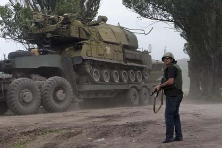 Ukraine: “Quân đội đã làm chủ thành trì của phe ly khai” - 1 Các khí tài hạng nặng được quân đội Ukraine di chuyển ở miền Đông