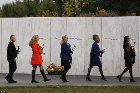 Thân nhân các nạn nhân tới khu đài tưởng niệm các nạn nhân chuyến bay 93, bị rơi tại Shanksville