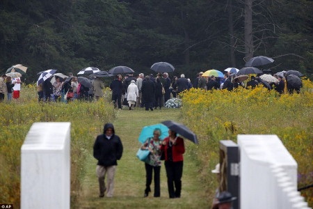 Thân nhân các nạn nhân tới khu đài tưởng niệm các nạn nhân chuyến bay 93, bị rơi tại Shanksville
