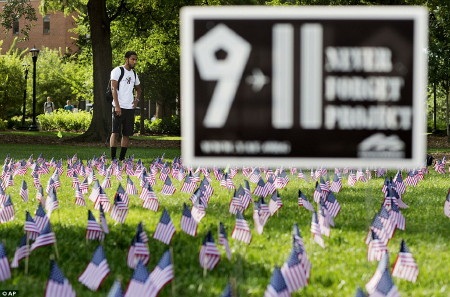 3000 lá cờ nhỏ được cắm tại đại học Georgia để tưởng nhớ những nạn nhân xấu số