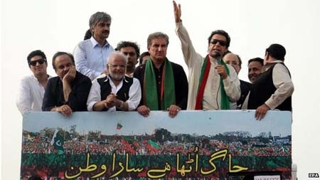 Pakistan: Lãnh đạo phe đối lập bị bắn khi diễu hành - 1 Ông Khan là mục tiêu tấn công nhưng không bị thương