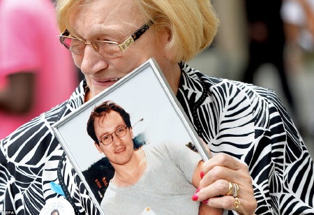 Bà Brau, cầm di ảnh của con trai duy nhất Patrice. Bà đã 3 lần sảy thai trước khi có được Patrice