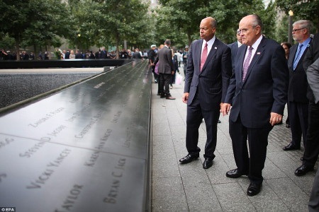 Thị trưởng New York Rudy Giulianiis tới tham dự lễ tưởng niêm