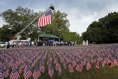Hàng nghìn lá cờ cũng được cắm trong một buổi lễ tại Matthews, Bắc Carolina