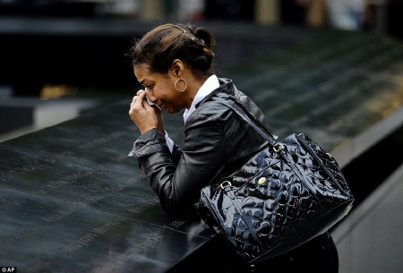 Cảnh sát New York rước cờ trong lễ tưởng niệm