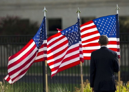 Ông Obama trong phút mặc niệm các nạn nhân. Tổng cộng 2977 người đã thiệt mạng vì vụ khủng bố 11/9