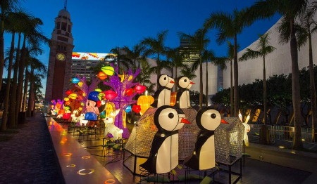 Đèn lồng hình chim cánh cụt tại một lễ rước đèn lồng tại Hồng Kông