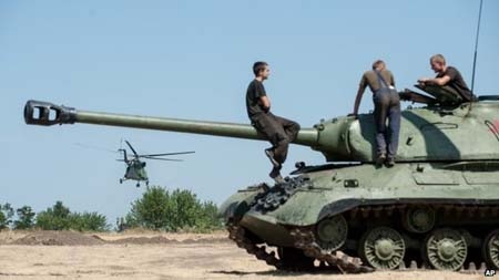 Phe ly khai tại Ukraine kêu gọi ngừng bắn, xin viện trợ - 1 Quân đội chính phủ Ukraine đang xiết chặt vòng vây tại miền Đông