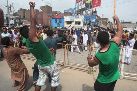 Pakistan: Lãnh đạo phe đối lập bị bắn khi diễu hành - 2 Các cuộc đụng độ được cho là do những người ủng hộ chính phủ khơi mào