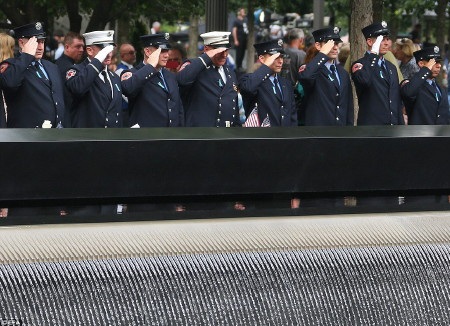 Ông Obama và Đệ nhất phu nhân Michell cùng mặc niệm các nạn nhân xấu số