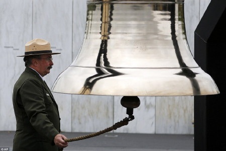 Thân nhân các nạn nhân tới khu đài tưởng niệm các nạn nhân chuyến bay 93, bị rơi tại Shanksville