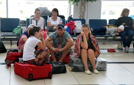 27.000 du khách Nga mắc kẹt ở nước ngoài vì công ty du lịch phá sản - 1 Nhiều du khách Nga đang chơ vơ tại sân bay do công ty du lịch bị phá sản