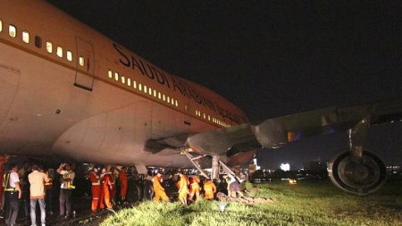 Máy bay Ảrập xê út chở gần 300 khách lao khỏi đường băng - 1 Chiếc Boeing 747-400 đã lao ra ngoài đường băng khi đang chuẩn bị cất cánh