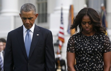 Ông Obama và Đệ nhất phu nhân Michell cùng mặc niệm các nạn nhân xấu số