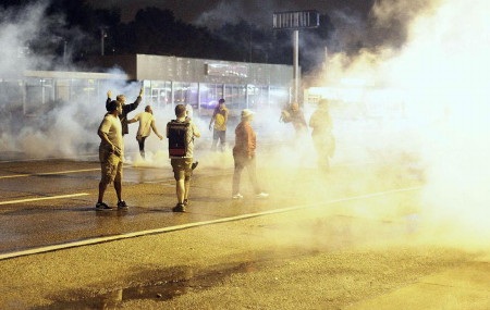 Bạo loạn gia tăng sau vụ thanh niên da màu bị bắn chết tại Mỹ - 1 Nhiều kẻ quá khích tại Ferguson đã bất chấp lệnh giới nghiêm
