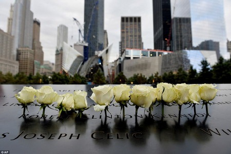 Cảnh sát New York rước cờ trong lễ tưởng niệm