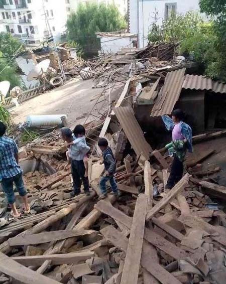 Động đất làm hàng nghìn ngôi nhà bị sập, hư hại.