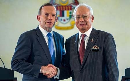 Thủ tướng Úc Tony Abbott (trái) và thủ tướng Malaysia Najib Razak