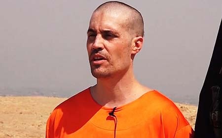 Phóng viên Anh và Mỹ bị IS bắt cóc đã cải sang đạo Hồi? - 1 Phóng viên James
Foley trong đoạn băng bị hành quyết bởi I