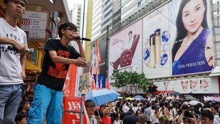 Joshua Wong (áo đen) diễn thuyết trước đám đông