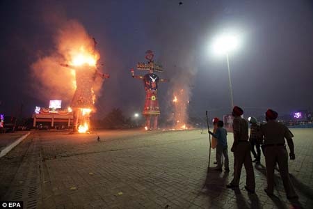 Ấn Độ: Giẫm đạp kinh hoàng tại lễ hội, 32 người chết - 3 Hình nộm của quỷ vương được đốt trong lễ hội Dussehra