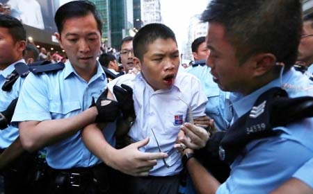 Hồng Kông: Nhóm sinh viên biểu tình hoãn đối thoại - 1 Một học sinh bị thương được cảnh sát đưa đi
