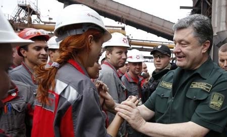 Tổng thống Ukraine Petro
Poroshenko (phải) tới thị sát Mariupol