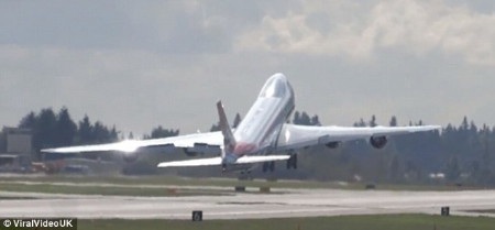 Phi công lái Boeing “vẫy cánh” chào như trong phim - 1 Chiếc Boeing 747-8 cất cánh